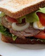 Сэндвич по-деревенски с бужениной, перепелиным яйцом, овощами и салатом