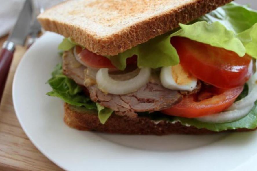 Рецепт сэндвича по-деревенски с бужениной, перепелиным яйцом, овощами и салатом