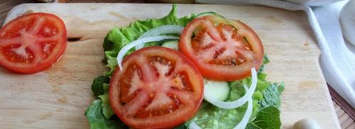 сэндвич по-деревенски с бужениной, перепелиным яйцом, овощами и салатом. Шаг 4