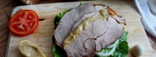 сэндвич по-деревенски с бужениной, перепелиным яйцом, овощами и салатом. Шаг 5