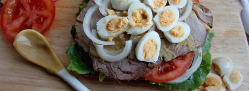 сэндвич по-деревенски с бужениной, перепелиным яйцом, овощами и салатом. Шаг 6