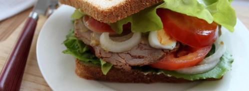 сэндвич по-деревенски с бужениной, перепелиным яйцом, овощами и салатом. Шаг 8