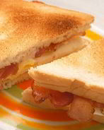 Сэндвич с беконом и яйцом