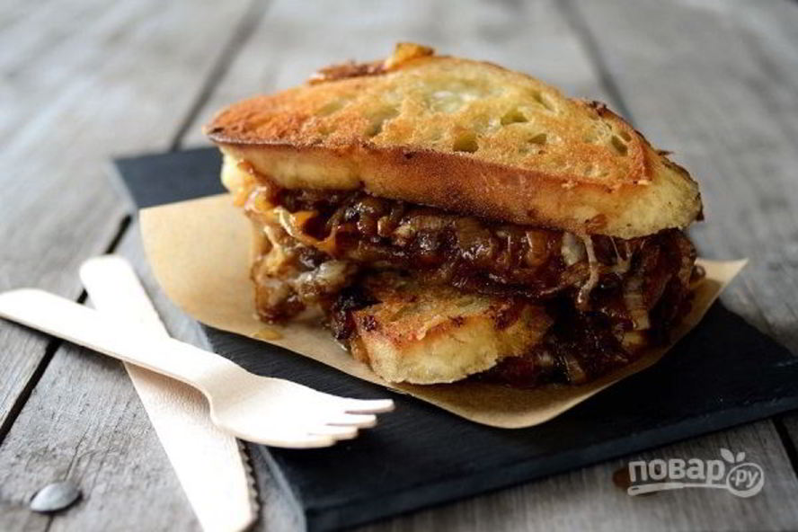 Рецепт сэндвича с карамелизированным луком