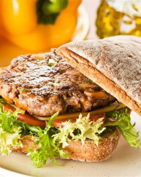 Сэндвич с жареной говядиной, сыром и соусом с хреном