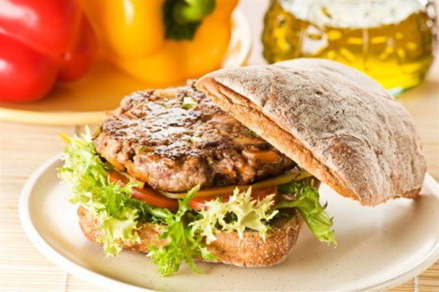 Рецепт сэндвича с жареной говядиной, сыром и соусом с хреном