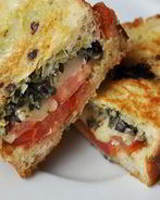 Сэндвичи с помидорами, соусом и сыром