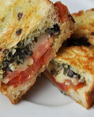 Сэндвичи с помидорами, соусом и сыром