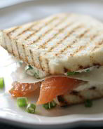 Сэндвичи с семгой и сливочным сыром