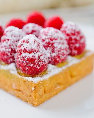 Тарталетка с малиной и фисташковым фланом