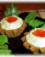 Тарталетки из ржаного хлеба с кремом из авокадо с сельдью