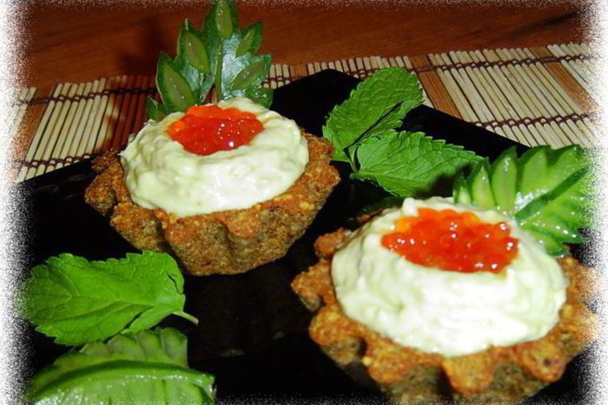 Рецепт тарталеток из ржаного хлеба с кремом из авокадо с сельдью