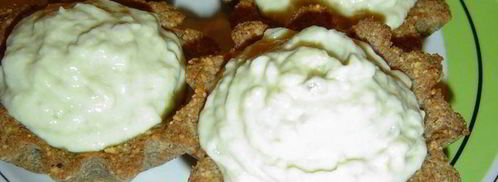 тарталетки из ржаного хлеба с кремом из авокадо с сельдью. Шаг 4