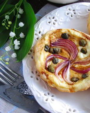 Тарталетки с красным луком и сырным соусом