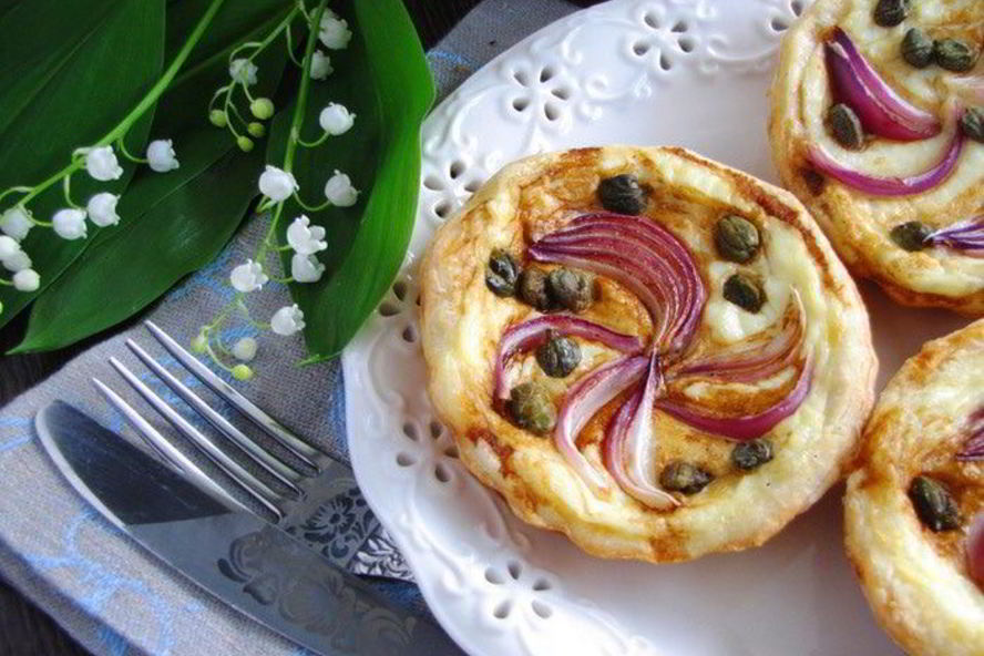 Рецепт тарталеток с красным луком и сырным соусом