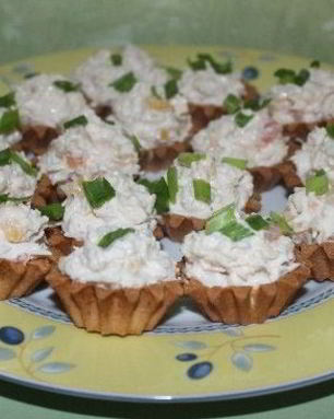 Тарталетки с курицей и ананасом