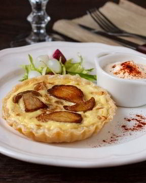 Тарталетки с луком и белыми грибами