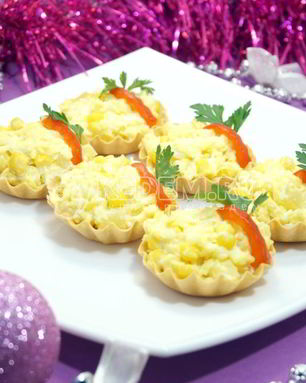 Тарталетки с пикантным салатом