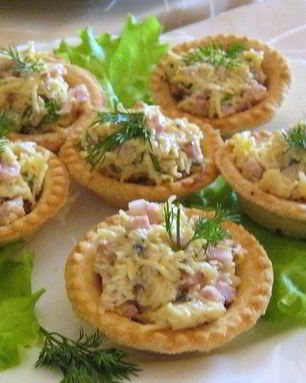 Тарталетки с ветчиной и помидорами