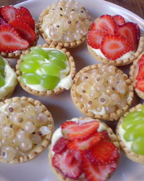 Тарталетки со сладким кремом и ягодами