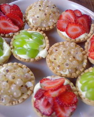 Тарталетки со сладким кремом и ягодами