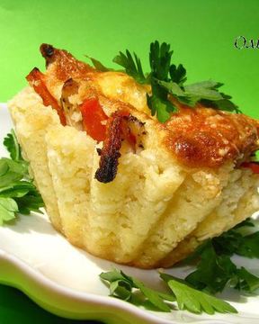 Закусочные рисовые тарталетки с запеченными овощами и куриным филе под сыром