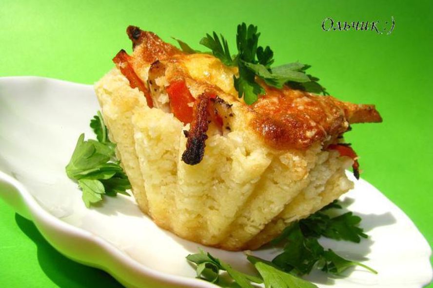 Рецепт закусочных рисовых тарталеток с запеченными овощами и куриным филе под сыром