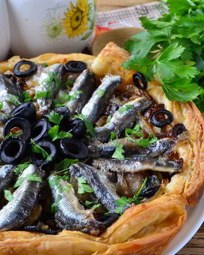 Луковый тарт с малосольной килькой