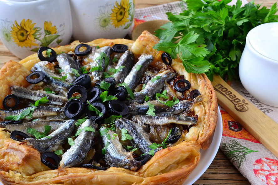 Рецепт лукового тарта с малосольной килькой