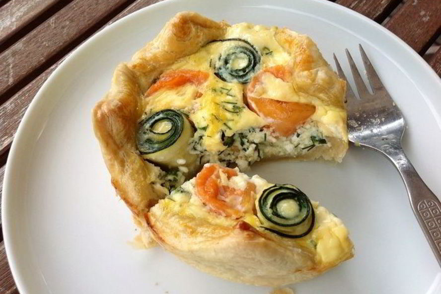 Рецепт маленьких тартов с лососем и цукини розами