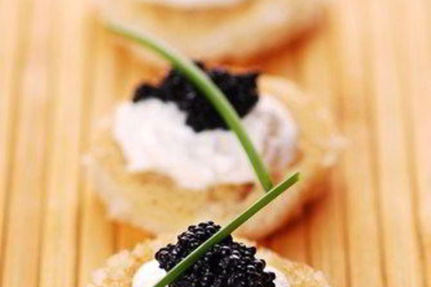 Рецепт новогодних тартинок с икрой