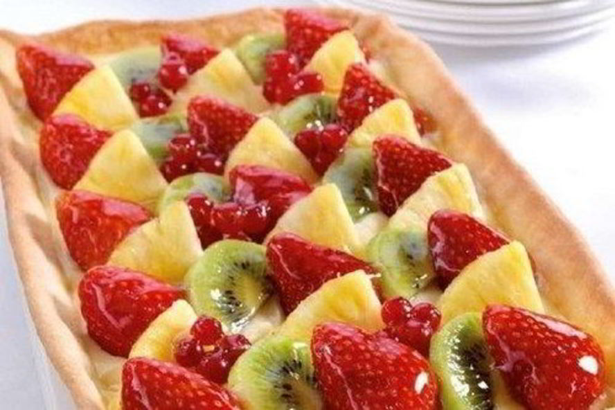 Рецепт сладкого тарта с киви, клубникой и ананасом