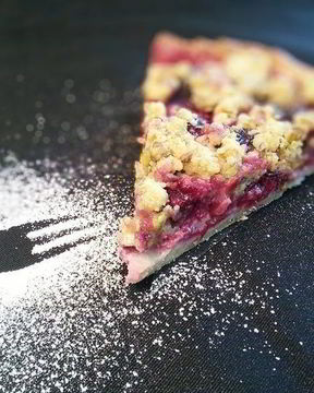 Сливовый тарт с фисташковым штрейзелем