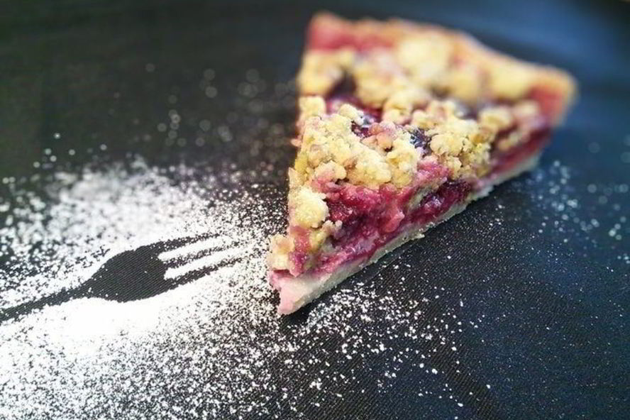 Рецепт сливового тарта с фисташковым штрейзелем