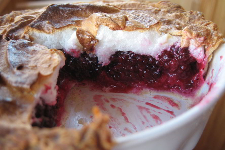 Рецепт слоеного мини-тарта с ежевикой и шапкой из запеченного белкового крема