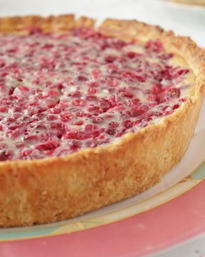 Тарт с белым шоколадом и брусникой