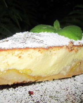 Тарт с карамелизированными фруктами и творожным пудингом