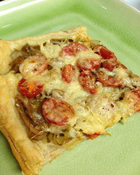 Тарт с луком порей и помидорами черри