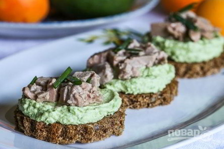 Рецепт тартинок с авокадо и печенью трески