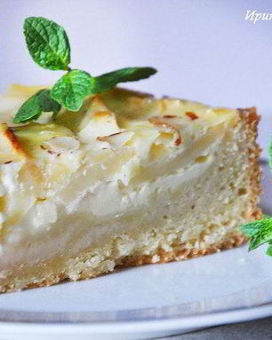 Яблочный тарт с миндальными лепестками