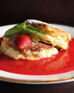 Французский тост с яблоком, сливочным сыром и клубничным кули