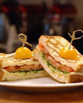 Горячий тост с сыром и томатами