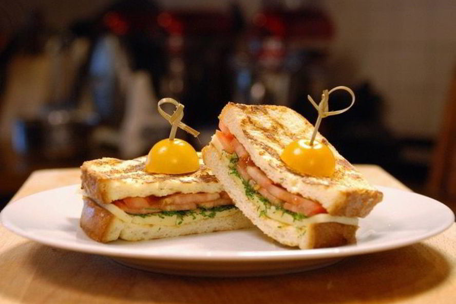 Рецепт горячего тоста с сыром и томатами