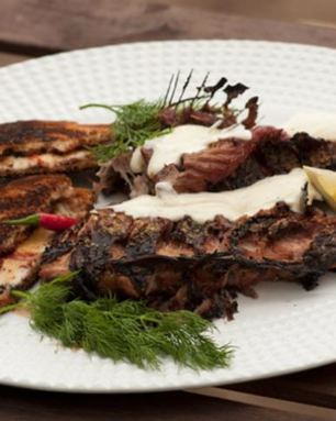 Копче ные караси с томатными тостами