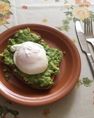 Тост с авокадо и яйцом пашот