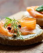 Тост с пастой из авокадо и лососем