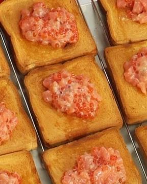 Тост с семгой и красной икрой