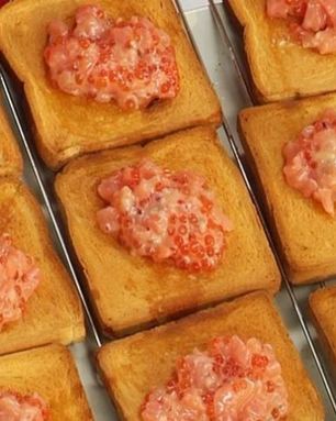 Тост с семгой и красной икрой