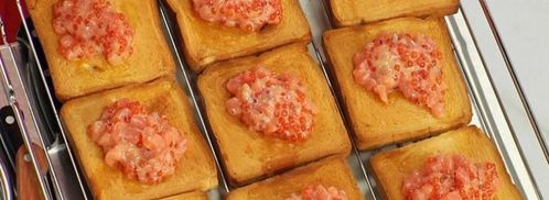тост с семгой и красной икрой. Шаг 4
