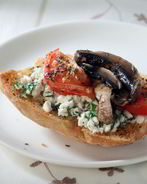 Тост с творогом, помидором и грибами